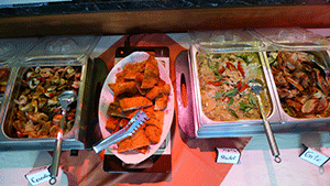 Mittagsbuffet aus thailändischer Küche